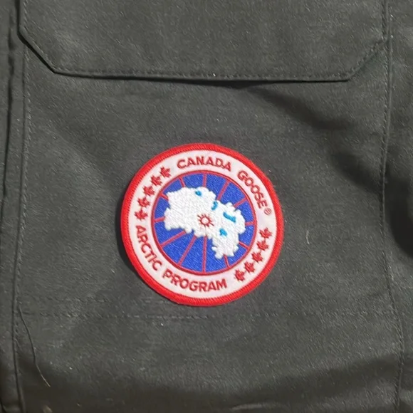 Canada goose jacket with real fur brand new sealed XL but fits like a large - Picture 4 of 10